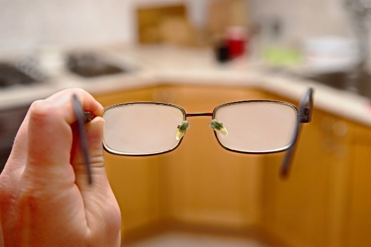 Ce qui favorise la buée sur les lunettes